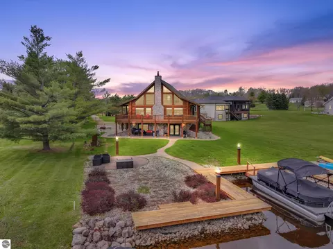 1085 Bundy Dr, Lake Isabella, MI 48893