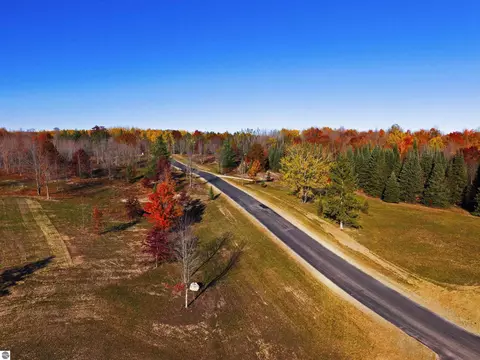5803 SW Old Oak Trl, Fife Lake, MI 49633