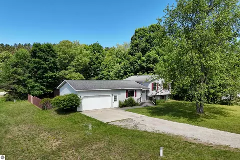 2575 Reily Ct, Traverse City, MI 49685