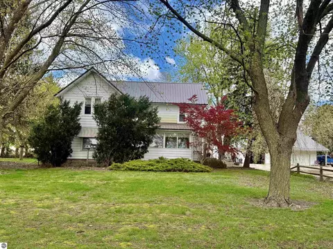 2298 W Hayes Rd, Ithaca, MI 48847