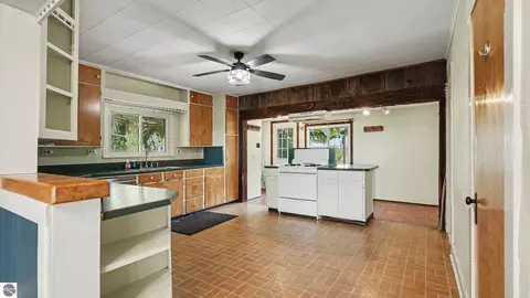 Kitchen - 2298 W Hayes Rd, Ithaca, MI 48847 photo 6 of 7