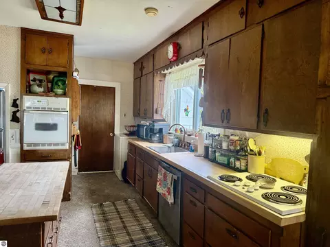 Kitchen - 2298 W Hayes Rd, Ithaca, MI 48847 photo 2 of 4