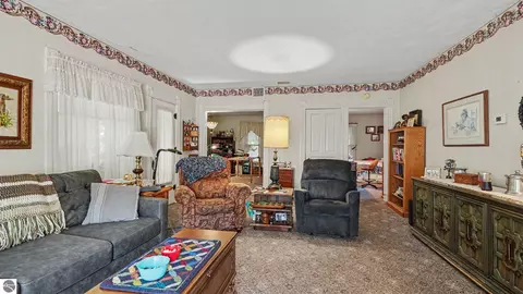 Living - 2298 W Hayes Rd, Ithaca, MI 48847 photo 3 of 5