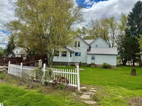 Exterior - 2298 W Hayes Rd, Ithaca, MI 48847 photo 2 of 6