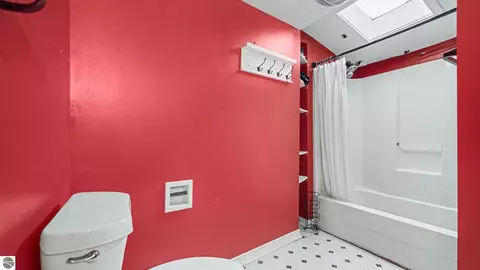 Bath - 2298 W Hayes Rd, Ithaca, MI 48847 photo 5 of 7