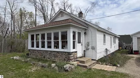 618 Prairie St, Clare, MI 48617