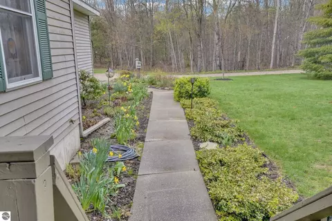 Exterior - 712 E 38 Rd, Cadillac, MI 49601 photo 10 of 16