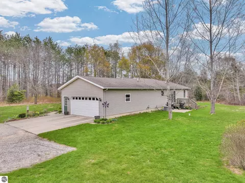 Exterior - 712 E 38 Rd, Cadillac, MI 49601 photo 4 of 16