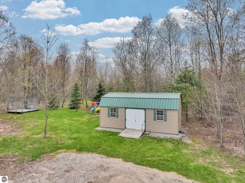 Exterior - 712 E 38 Rd, Cadillac, MI 49601 photo 6 of 16