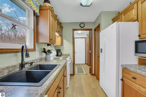 Kitchen - 712 E 38 Rd, Cadillac, MI 49601 photo 2 of 4