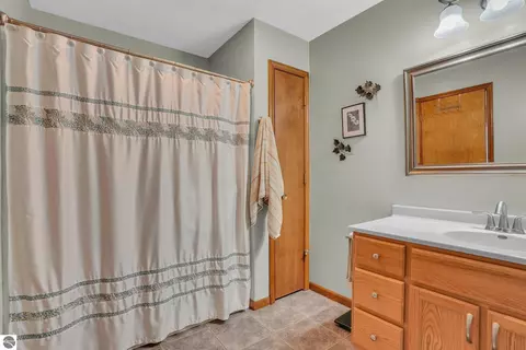 Bath - 712 E 38 Rd, Cadillac, MI 49601 photo 2 of 3