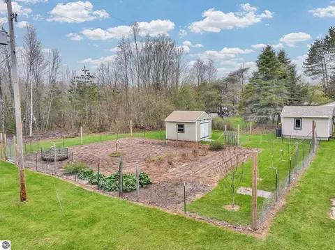 Exterior - 712 E 38 Rd, Cadillac, MI 49601 photo 5 of 16