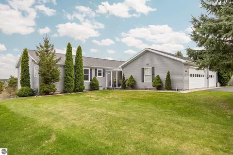 635 Autumnview Ln, Traverse City, MI 49685