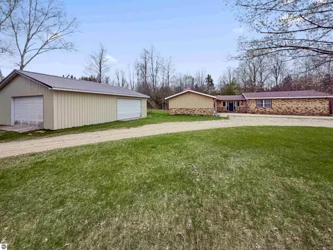 4411 N 11 Rd, Mesick, MI 49668