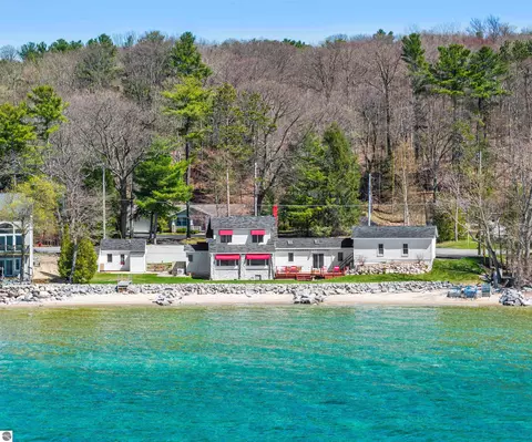 7265 Peninsula Dr, Traverse City, MI 49686