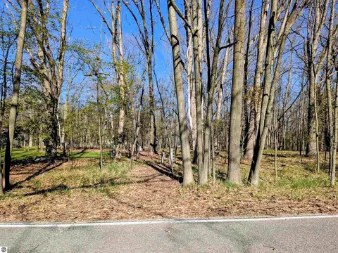 1048 Bundy Dr, Lake Isabella, MI 48893