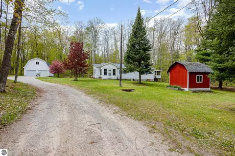 6924 Leslie St, Hale, MI 48739