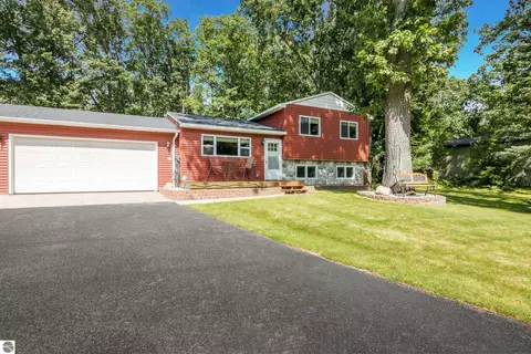 3961 Dogwood Dr, Traverse City, MI 49696