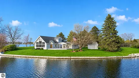 1017 Channel Dr, Lake Isabella, MI 48893
