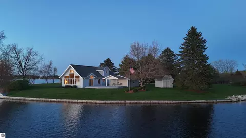 1017 Channel Dr, Lake Isabella, MI 48893