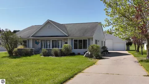 1239 Clubhouse Dr, Lake Isabella, MI 48893