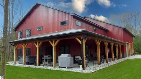 7289 SW Creighton Rd, South Boardman, MI 49680
