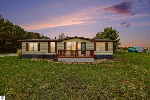 2652 Sawyer Rd, Traverse City, MI 49685