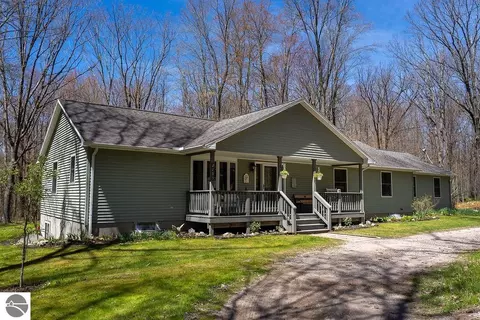 2795 Spruce Hill Dr, Farwell, MI 48622