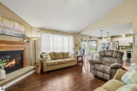 Living - 513 Westwind Ln, Ithaca, MI 48847 photo 1 of 2