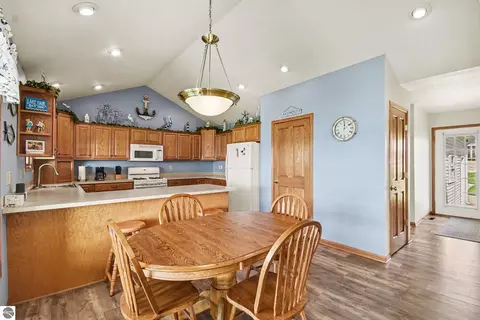 Kitchen - 6628 Spinnaker Dr, Crystal, MI 48818 photo 2 of 4