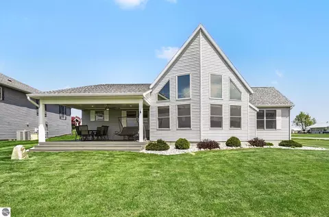6628 Spinnaker Dr, Crystal, MI 48818