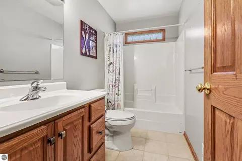 Bath - 6628 Spinnaker Dr, Crystal, MI 48818 photo 2 of 2