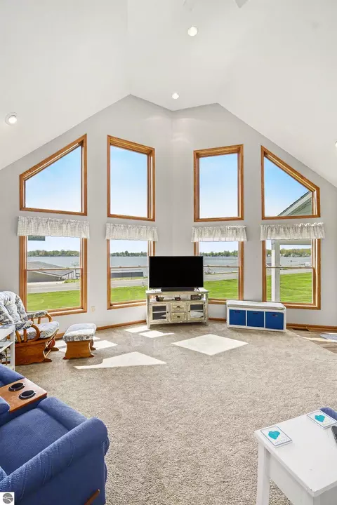 Living - 6628 Spinnaker Dr, Crystal, MI 48818 photo 3 of 4