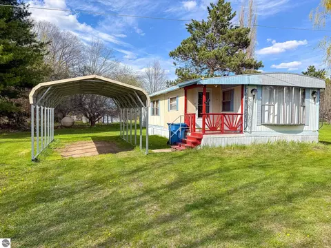 612 Michelson Dr, Houghton Lake, MI 48629