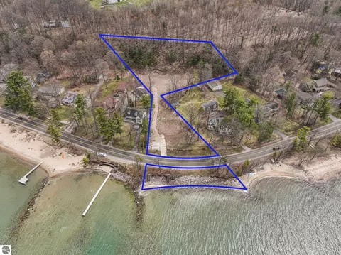 9006 Peninsula Dr, Traverse City, MI 49686