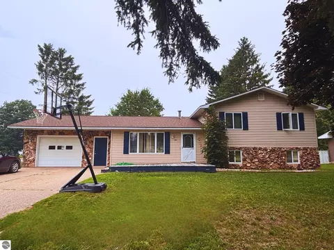 401 Sunnyside St, Mancelona, MI 49659