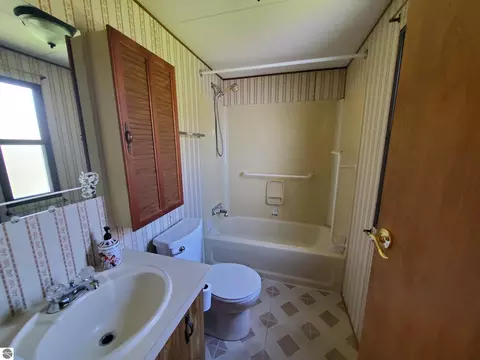 Bath - 2890 Twin Lake Rd, Lupton, MI 48635 photo 2 of 2