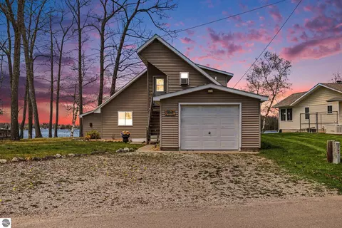 8006 Lakeside Blvd, Hale, MI 48739