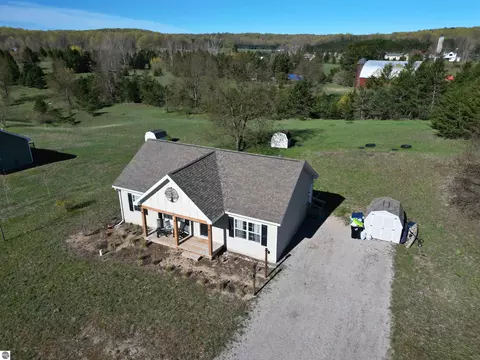 8510 S Olivia Dr, Maple City, MI 49664