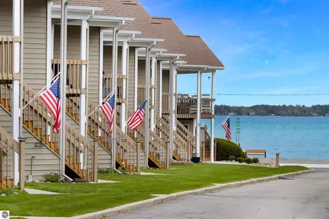 13766 SW Unit 101 Sw Bayshore Dr #101, Traverse City, MI 49684