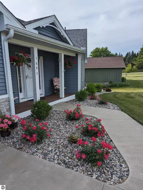 Exterior - 1693 Manchester Way, Gladwin, MI 48624 photo 6 of 7