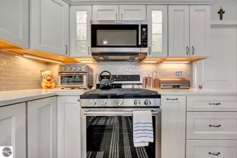 Kitchen - 1693 Manchester Way, Gladwin, MI 48624 photo 5 of 7