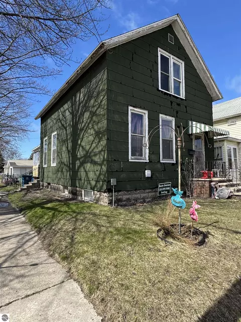 616 Cypress St, Manistee, MI 49660