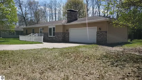 15801 Belmont Dr, Big Rapids, MI 49307