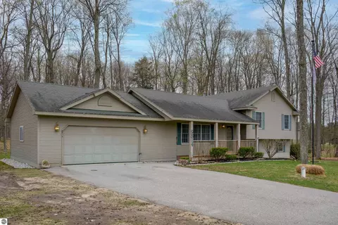 9814 Bobbys Trl, Traverse City, MI 49684