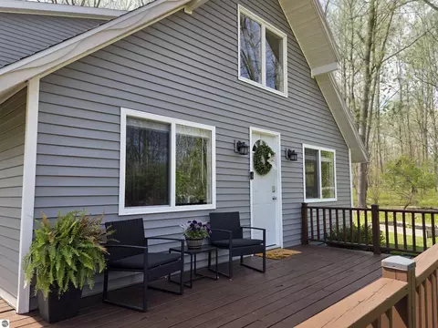 983 Duquesa Dr, Lake Isabella, MI 48893