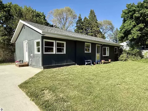 136 W Elizabeth St, Alma, MI 48801