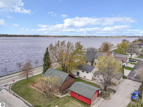 1817 Sunnyside Dr, Cadillac, MI 49601