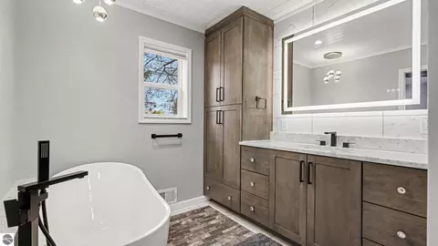 Bath - 4419 E State Rd, Hale, MI 48739 photo 2 of 5