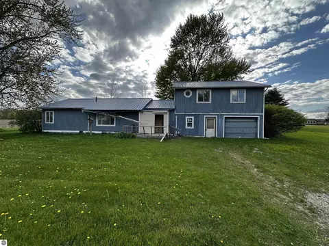 8753 N Chippewa Rd, Coleman, MI 48618